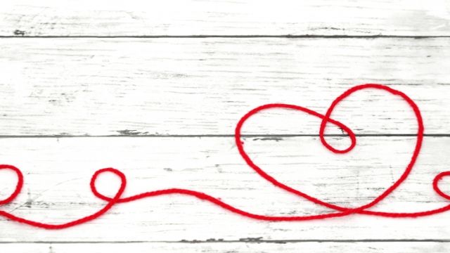 ハートを形作る赤い糸