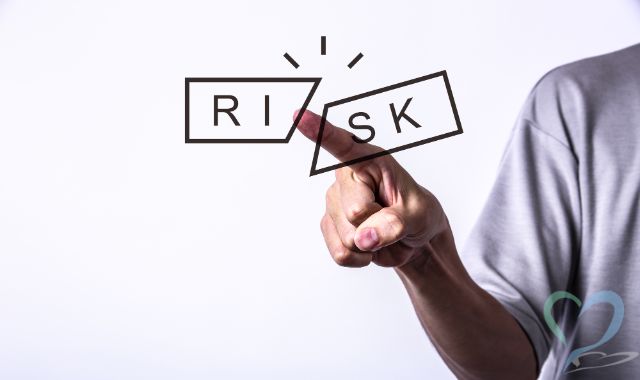 RISKの文字を人差し指で指す男性社員