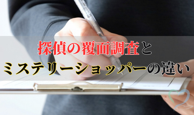 バインダーに書き取るスーツ姿の男性