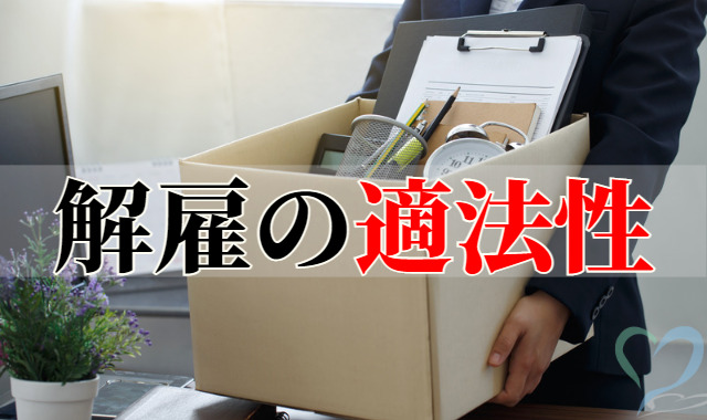 退職する社員が荷物をまとめている