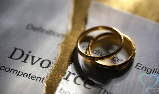 離婚届の上にある2つの結婚指輪