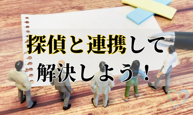 ルーズリーフと付箋の傍に置かれた5体の人形