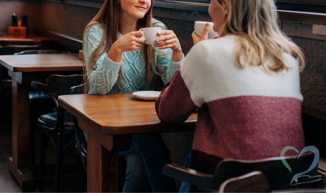 カフェでお茶をするママ友