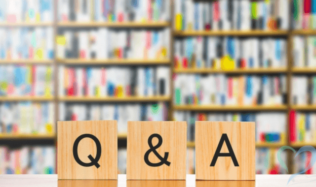 本棚の前に置かれた「Q＆A」3つのキューブ