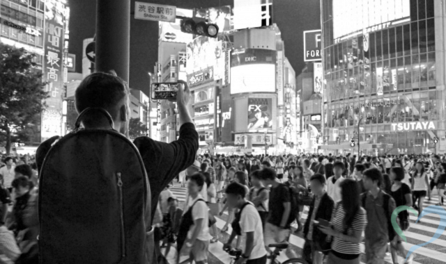 渋谷で人ごみを撮影する調査員