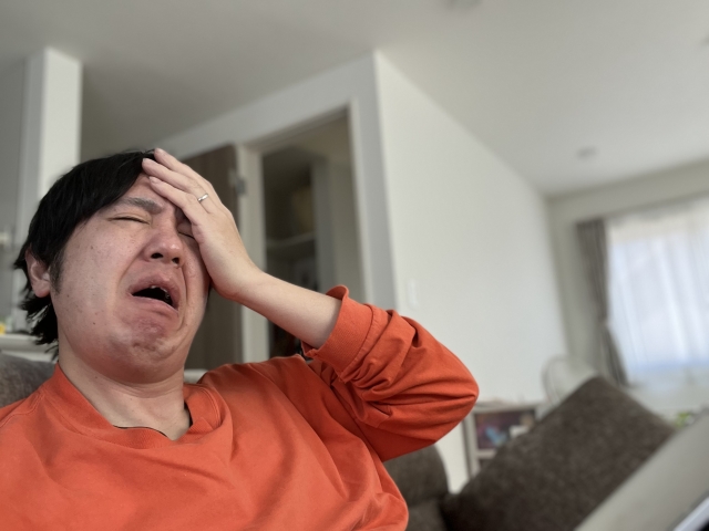 悲しみに暮れる男性