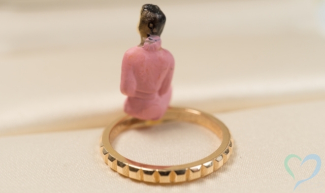 指輪と女性