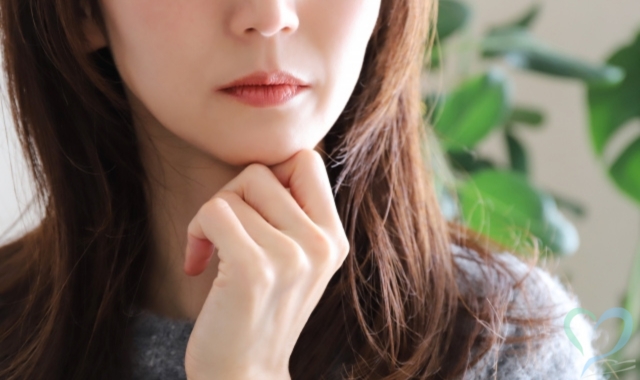 考え込む女性