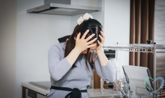 頭を抱える主婦