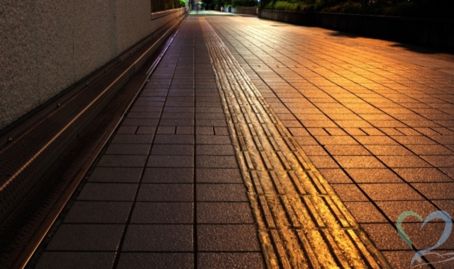 オレンジの照明と夜の道