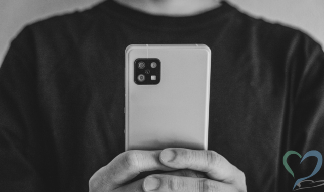 スマホを手に持つ男性