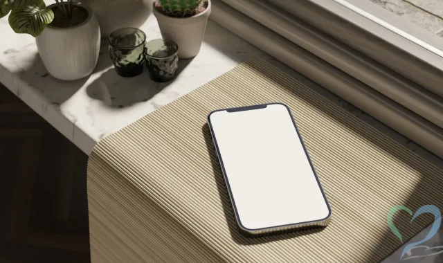 スマホを注視しPayPayのチャット通知を確認する