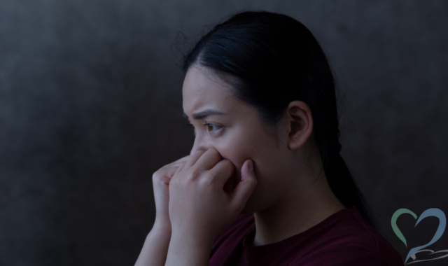 怯える女性