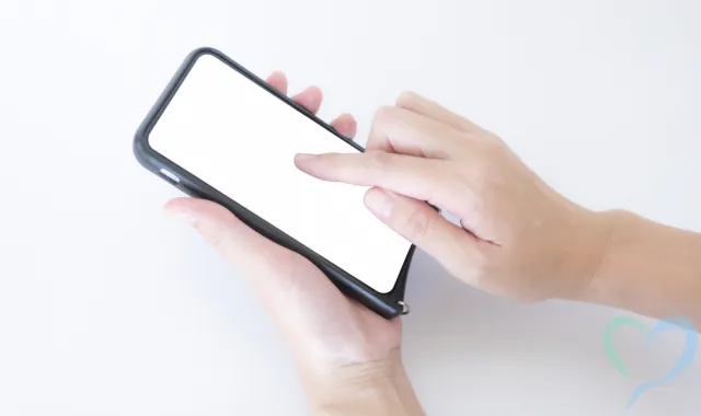 スマホを操作する手