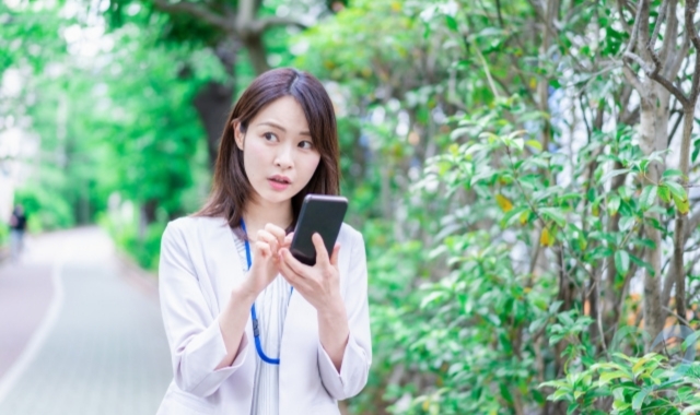 スマホを確認する女性