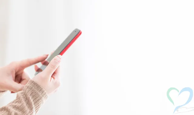 スマホを手にとる女性
