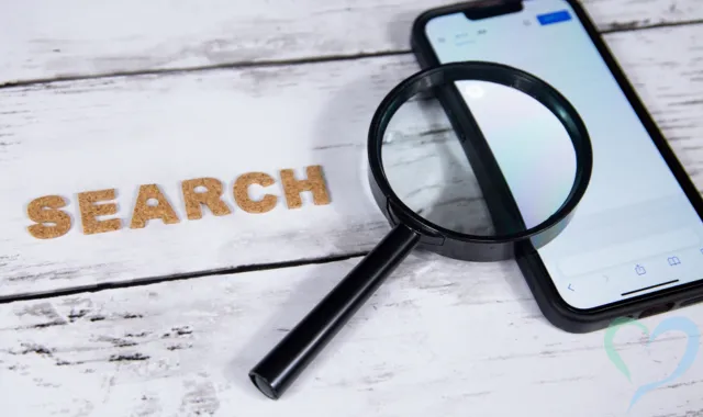 SEARCHの文字と虫眼鏡とスマホ