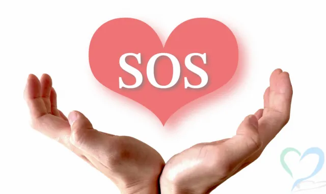 SOSのハートを包む手