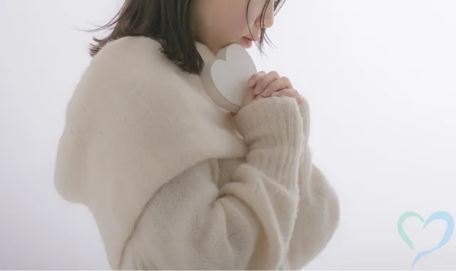 白いニットを着た女性