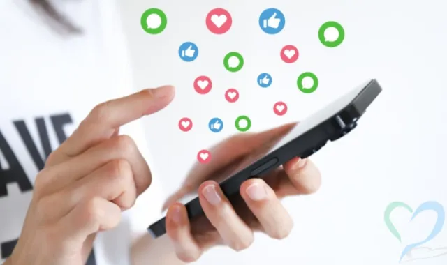 SNSを楽しむ女性