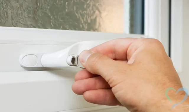 家族を屋内に避難させ玄関や窓を施錠する