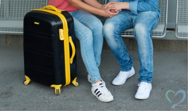 再会を喜ぶカップル