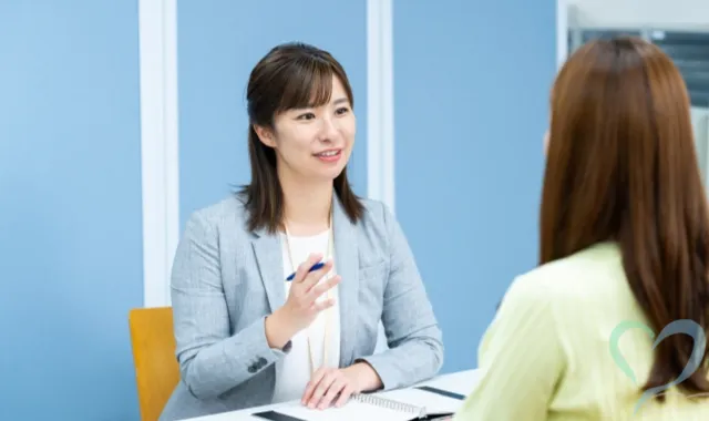 女性の相談に対応するカウンセラー