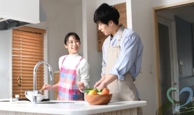 妻と一緒に料理をする夫