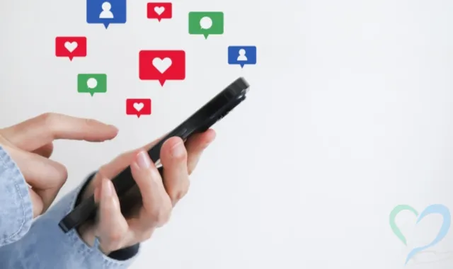 SNSに投稿する女性