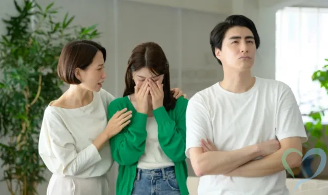 喧嘩する男女と仲裁する女性