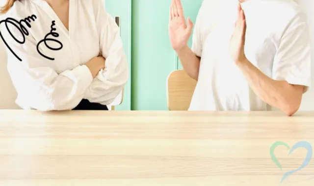 起こる女性に言い訳する男性