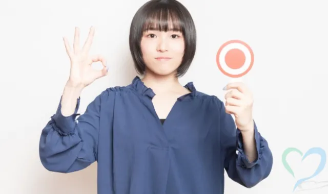 OKサインをする女性