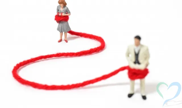 共依存状態の男女を模した人形