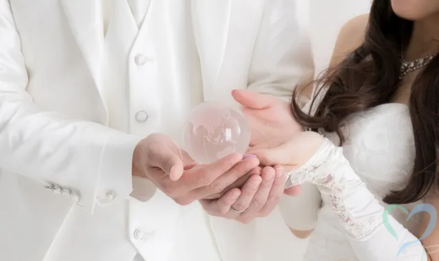 新郎新婦と地球
