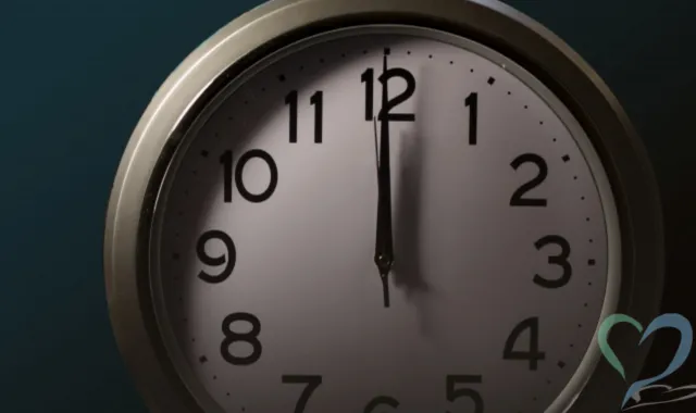 夜中の0時を指した壁時計