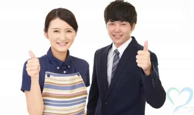 サムアップする男女