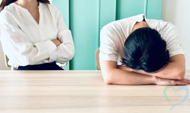 ひれ伏す男性と腕組みする女性