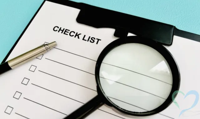 チェックリストと虫眼鏡