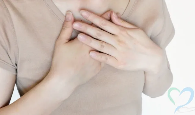 胸に手を当てる女性