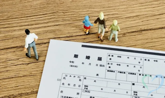 離婚届けとバラバラになる家族を模した人形