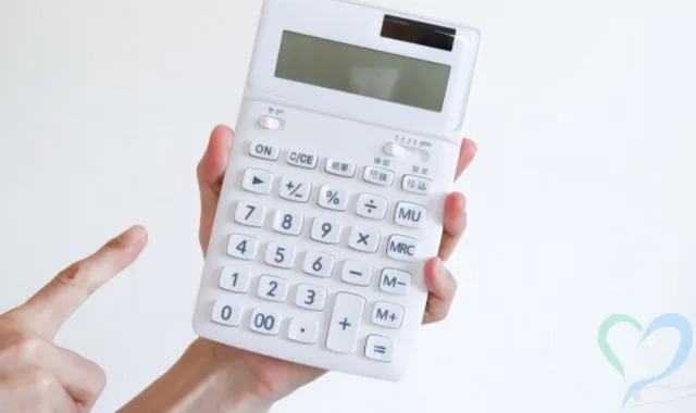 計算機を持つ女性