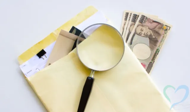 報告書と虫眼鏡とお金