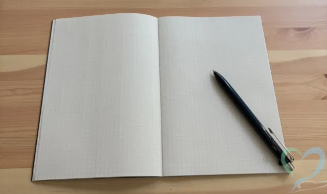 真っ白のノートとペン