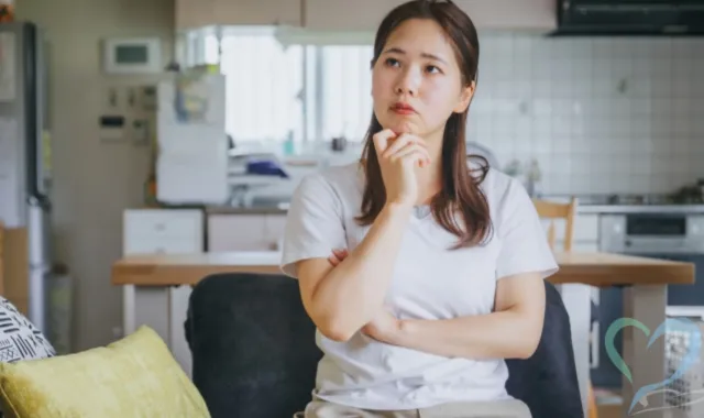 浮気調査を依頼しようか検討している女性