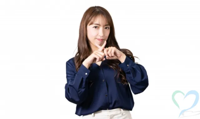 ✕マークを作る女性