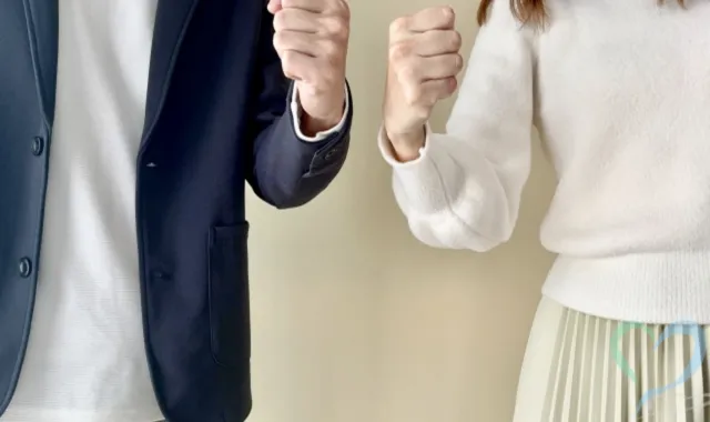 ガッツポーズする男女