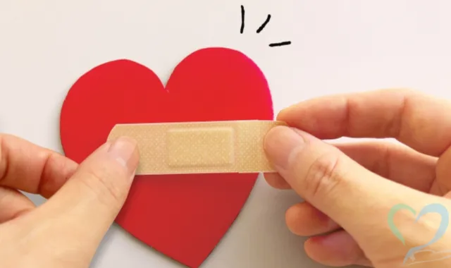 ハートに絆創膏を貼る