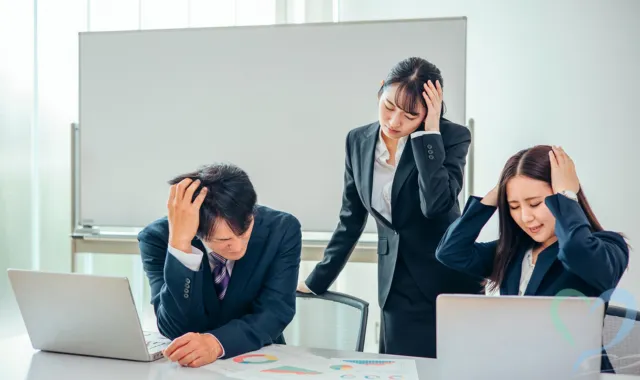 悩む社員たち