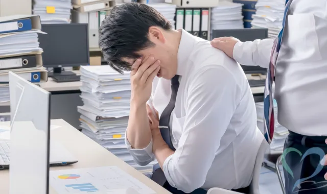 うなだれる男性社員