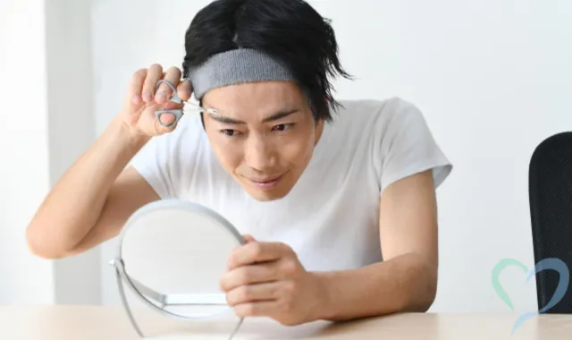 眉毛を整える男性